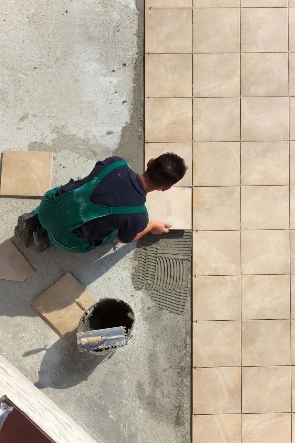 Carreleur au travail